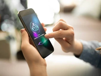 كيف تبرمج تطبيقك ليفهم أوامر العميل "بالصوت" بدل الكتابة