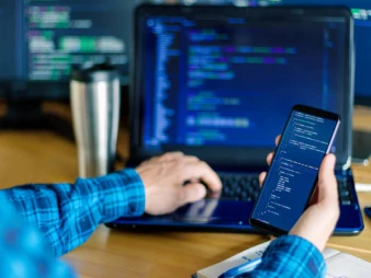 كيف تختار بين بناء ميزة خاصة داخل تطبيقك In-house أو شرائها كخدمة جاهزة SaaS
